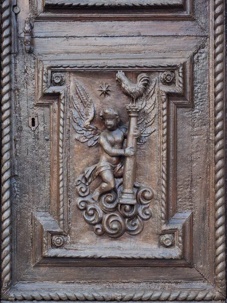 Λεπτομέρεια Αγγέλου Σκαλισμένου Στην Ξύλινη Πύλη Μιας Αρχαίας Ιταλικής Εκκλησίας — Φωτογραφία Αρχείου