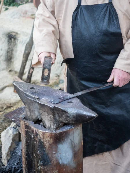 Schmied Bearbeitet Eisen Mit Hammer Und Amboss — Stockfoto