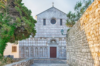 Muhtemelen dördüncü yüzyılda inşa edilen Kutsal Bakire Meryem 'in Varsayımı Katedrali erken dönem Hıristiyan kilisesi Hırvatistan' ın Rab kentindeki Romanesk tarzda yenilenmiştir..