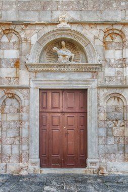 Muhtemelen dördüncü yüzyılda inşa edilen Kutsal Bakire Meryem 'in Varsayımı Katedrali erken dönem Hıristiyan kilisesi Hırvatistan' ın Rab kentindeki Romanesk tarzda yenilenmiştir..