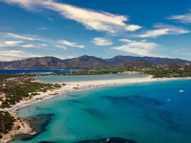 Şeffaf ve turkuaz deniz Porto Giunco, Villasimius Sardunya, İtalya