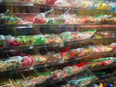 Şeffaf kaplarda çeşitli şekillerde renkli jelibon dükkanının ayrıntıları.