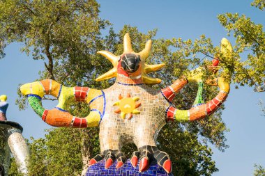 Capalbio, İtalya - 24 Haziran 2017: Tarot Garden, İtalyanca: 'Giardino dei Tarocchi', Niki de Saint Phalle, Toskana bölgesi tarafından yaratılan ezoterik tarot tabanlı muhteşem bir heykel bahçesi..