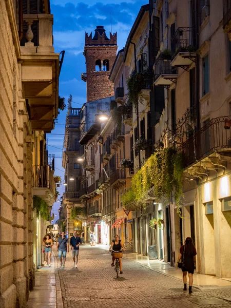 Verona Itália Julho 2018 Turistas Cidadãos Passeiam Noite Uma Rua — Fotografia de Stock