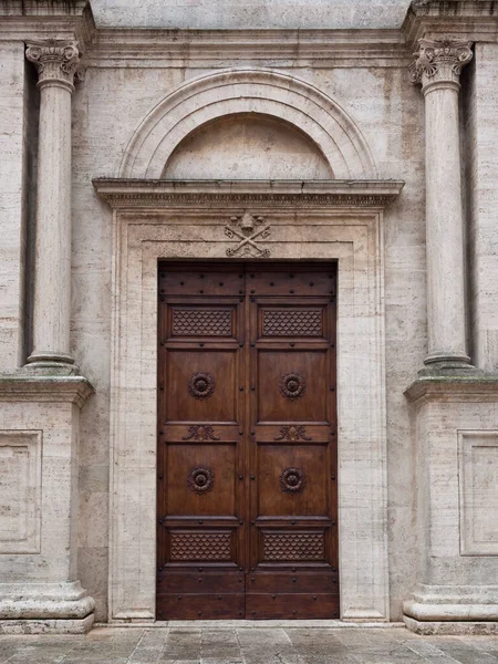 Façade Une Église Romane Italienne Avec Portail Sculpté Bois Colonnes — Photo