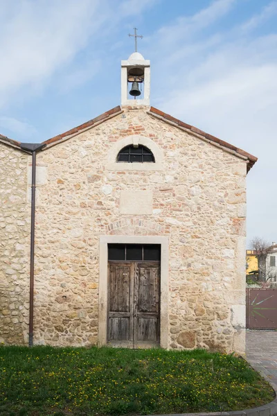 Pequeña Iglesia Campo Con Campanario Contiguo Que Consta Una Sola —  Fotos de Stock