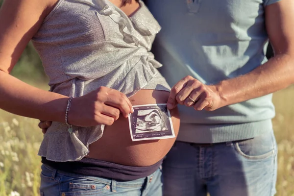 Casal Está Espera Bebé Mostram Ultra Som Colisão Bebé — Fotografia de Stock