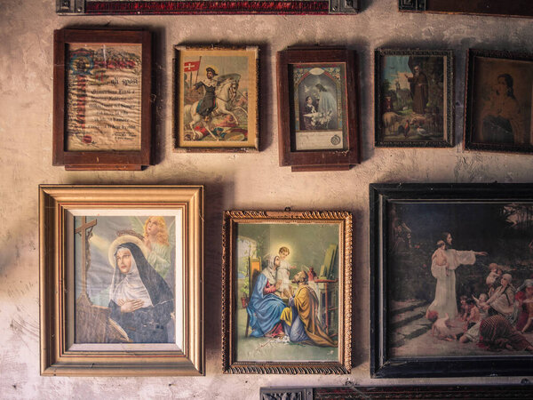 Верона, Италия - 11 марта 2017 года: Старые картины висят в сельской церкви в Италии
.