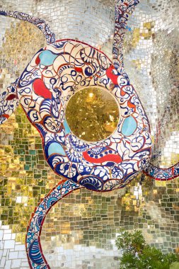 Capalbio, İtalya - 24 Haziran 2017: Tarot Garden, İtalyanca: 'Giardino dei Tarocchi', Niki de Saint Phalle, Toskana bölgesi tarafından yaratılan ezoterik tarot tabanlı muhteşem bir heykel bahçesi..