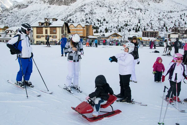 Ponte Legno Italia Diciembre 2014 Familias Vacaciones Las Laderas Los — Foto de Stock