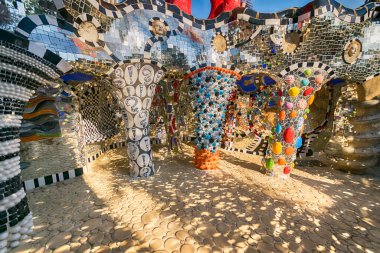 Capalbio, İtalya - 24 Haziran 2017: Tarot Garden, İtalyanca: 'Giardino dei Tarocchi', Niki de Saint Phalle, Toskana bölgesi tarafından yaratılan ezoterik tarot tabanlı muhteşem bir heykel bahçesi..