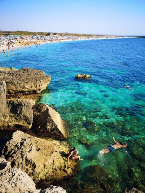 Villasimius 'ta şeffaf ve turkuaz deniz. Sardunya, İtalya.