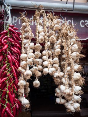 Calabrian biberleri ve sarımsakları markette güneşte kurutulmak üzere asılıydı..