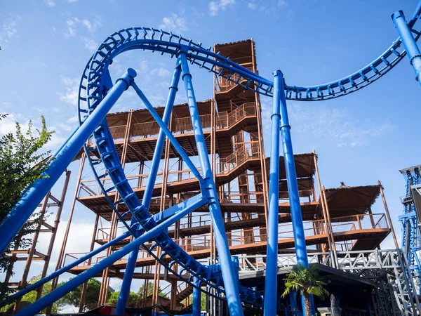 Lunaparktaki Askıya Alınmış Hız Trenlerinin Ayrıntıları — Stok fotoğraf