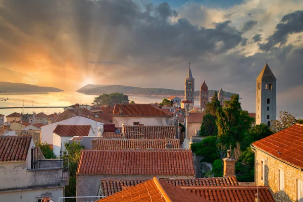 Widok Miasto Rab Chorwacki Kurort Turystyczny Słynie Czterech Dzwonnic — Zdjęcie stockowe