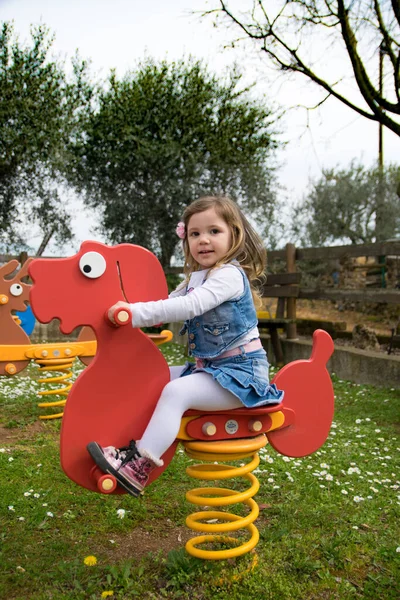 Verona Marzo 2015 Bambino Gioca Cane Letto Primavera Parco Giochi — Foto Stock