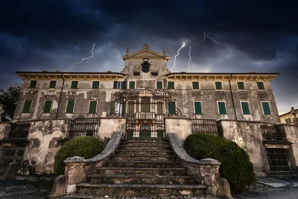 Vecchia Villa Abbandonata Durante Una Spaventosa Tempesta Con Tuoni Fulmini Immagine Stock