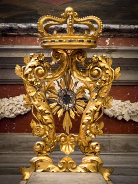 Parma, İtalya - 8 Nisan 2018: Eski bir Hıristiyan kilisesinde oyulmuş ve yaldızlı ahşap bir anıt.