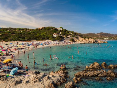 Villasimius, İtalya - 17 Ağustos 2017: Villasimius 'ta şeffaf ve turkuaz deniz. Sardunya, İtalya.