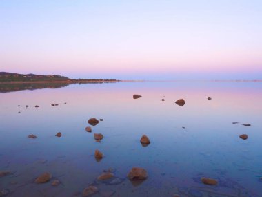 Notteri Pond, alacakaranlıkta pembe flamingolarla ünlüdür. Sardunya, İtalya.