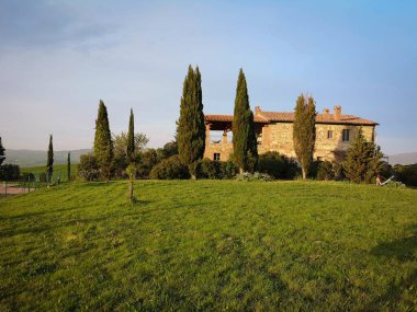 Toskana tepelerindeki tipik taş kulübe..