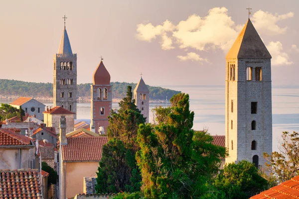 Uitzicht Stad Rab Kroatisch Toeristisch Resort Beroemd Zijn Vier Klokkentorens Stockfoto