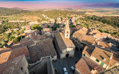İtalya 'nın Toskana eyaletinin Grosseto ilinin ortaçağ köyü Capalbio' nun en üst manzarası. Tepelerdeki tarihi binalar.
