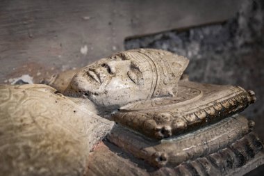 İtalya - 25 Haziran 2017: San Mamiliano 'nun kalıntılarını barındıran 15. yüzyıl travertin lahiti. San Mamiliano 'nun Mezarı.