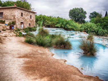 Saturnia, Toskana, İtalya 'da şelaleli doğal spa.