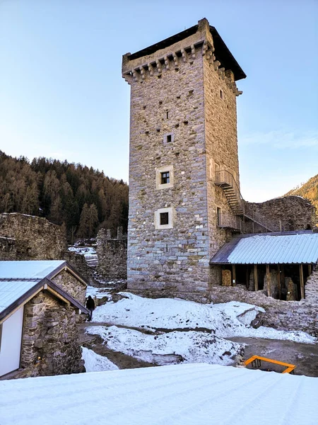 San Michele Kalesi Nin Kış Manzarası Ossana Köyünde Yükseliyor Val — Stok fotoğraf