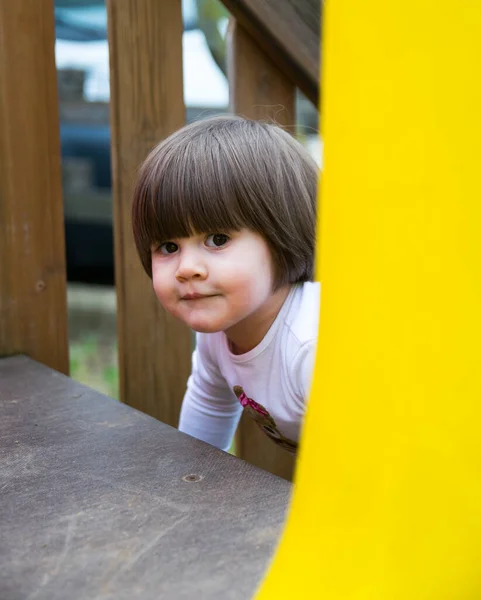 Verona Marzo 2015 Ragazzina Capolino Giocando Nascondino Tra Attrazioni Parco — Foto Stock