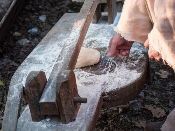 Brood Maken Met Een Oude Traditionele Houten Uitrusting — Stockfoto