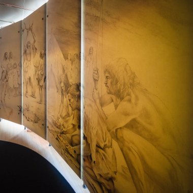 Trento, İtalya - 19 Kasım 2017: İtalya 'nın Trento kentindeki bilim müzesinde insan evriminin tarihini temsil eden paneller.