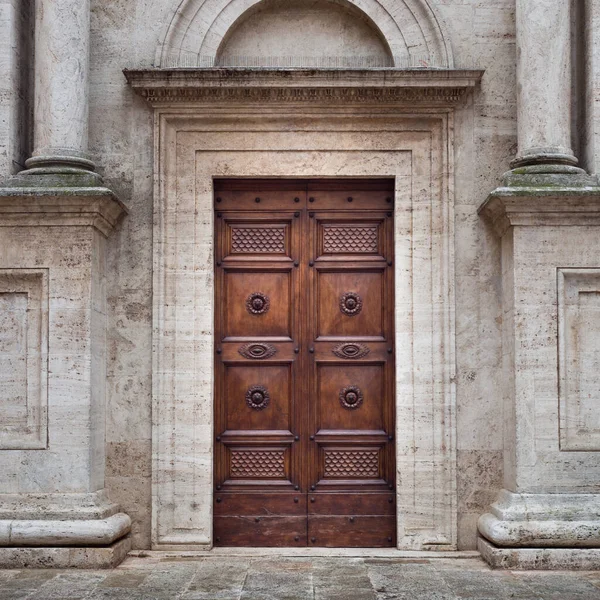 Fassade Einer Romanischen Italienischen Kirche Mit Geschnitztem Holzportal Und Weißen — Stockfoto