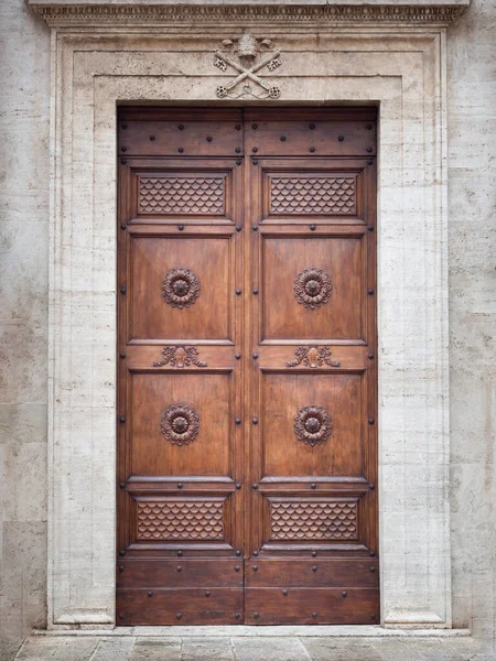 Porte Bois Une Ancienne Église Romane Avec Des Fleurs Sculptées — Photo