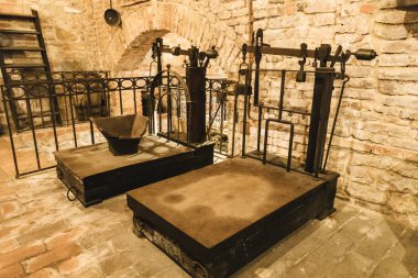 Montepulciano, İtalya - 1 Kasım 2016: Taş bir depoda mısır gevreği tartmak için eski demir pullar.