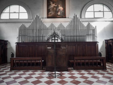 Padua, İtalya - 2 Nisan 2018: Carceri Manastırı 'nın içindeki antik organ.