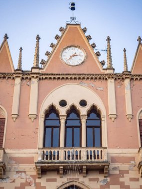 Monte Ortone manastırının ön cephesinin ayrıntıları 1428 'de İsa' dan sonra dikildi..