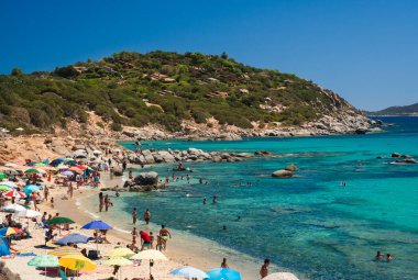 Villasimius, İtalya - 14 Ağustos 2017: Villasimius 'ta şeffaf ve turkuaz deniz. Sardunya, İtalya.