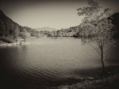 İtalyan dağlarıyla çevrili Tenno Gölü Panoraması.