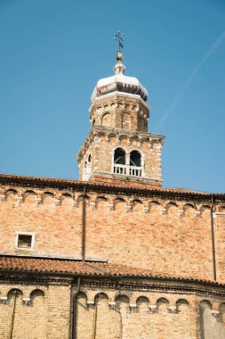 İtalya 'nın Venedik lagün adası Murano' daki San Giacomo kilisesinin tuğla çan kulesi..