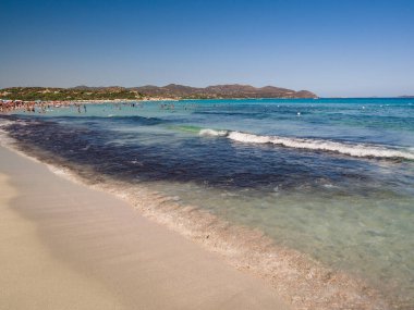 Villasimius 'ta şeffaf ve turkuaz deniz. Sardunya.