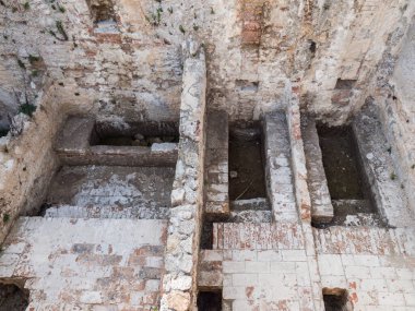 İtalya 'nın Bagno Vignoni kentindeki arkeolojik kazılar sırasında bulunan antik Roma termik hamamı.