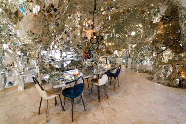 Capalbio, İtalya - 24 Haziran 2017: Tarot Garden, İtalyanca: 'Giardino dei Tarocchi', Niki de Saint Phalle, Toskana bölgesi tarafından yaratılan ezoterik tarot tabanlı muhteşem bir heykel bahçesi..