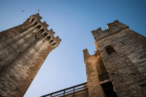 Las Imponentes Torres Vistas Desde Abajo Del Castillo Medieval Valeggio — Foto de Stock