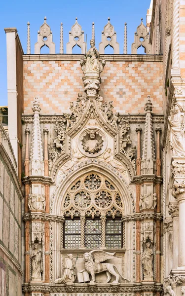 威尼斯圣马可大教堂的细节 在立面上雕刻的石头和雕像 — 图库照片