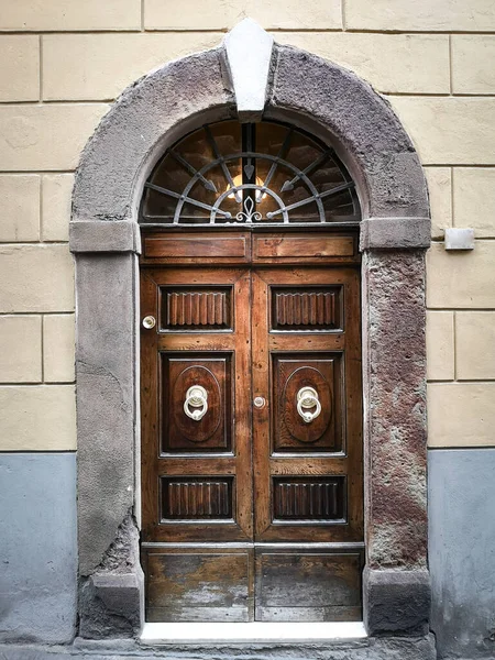 Starożytne Solidne Drewniane Drzwi Imponującym Łukiem Kamiennym — Zdjęcie stockowe