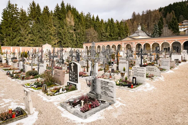 Innichen Italia Dicembre 2016 Cimitero Innichen Con Caratteristiche Croci Ferro — Foto Stock