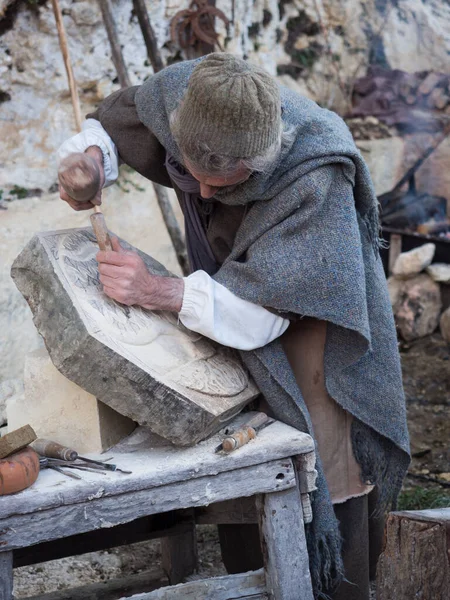 Vicenza Olaszország 2019 December Stonemason Fából Készült Kalapáccsal Vésővel Faragja — Stock Fotó