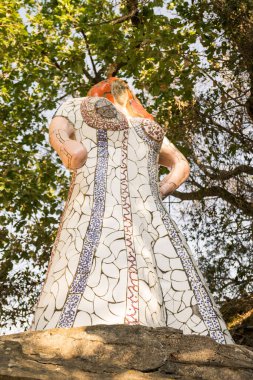 Capalbio, İtalya - 24 Haziran 2017: Tarot Garden, İtalyanca: 'Giardino dei Tarocchi', Niki de Saint Phalle, Toskana bölgesi tarafından yaratılan ezoterik tarot tabanlı muhteşem bir heykel bahçesi..